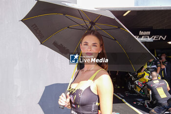 2024-09-21 - Umbrella girl is posing during the FIM Motul Superbike World Championship - Race 1 of Acerbis Italian Round at Cremona Circuit in San Martino del Lago on September 21, 2024, Cremona, Italy. - ACERBIS ITALIAN ROUND - SUPERBIKE - MOTORS