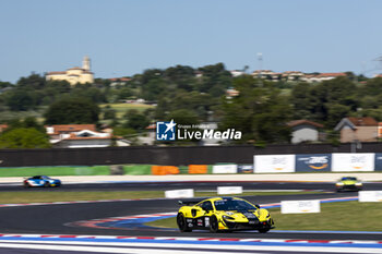 2024-05-18 - 77 RATTICAN Joshua (gbr), LEBRON Thomas (gbr), Elite Motorsport with Entire Race Engineering, McLaren Artura GT4, action during the 2nd round of the 2024 GT4 European Series powered by Rafa Racing Club on the Misano World Circuit Marco Simoncelli, from May 17 to 19, 2024 in Misano Adriatico, Italy - AUTO - GT4 EUROPEAN SERIES MISANO 2024 - GRAND TOURISM - MOTORS