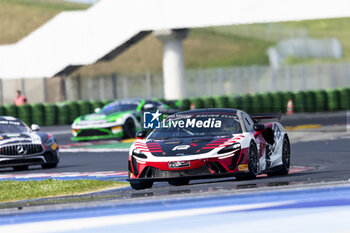 2024-05-18 - 812 LANCASTER Jon (gar), MARTINEZ Rafael (usa), Rafa Racing Team, McLaren Artura GT4, action during the 2nd round of the 2024 GT4 European Series powered by Rafa Racing Club on the Misano World Circuit Marco Simoncelli, from May 17 to 19, 2024 in Misano Adriatico, Italy - AUTO - GT4 EUROPEAN SERIES MISANO 2024 - GRAND TOURISM - MOTORS