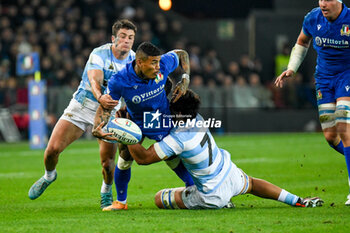 09/11/2024 - Italy's Monty Ioane in action tackled by Argentina's Santiago Grondona - ITALY VS ARGENTINA - AUTUMN NATIONS SERIES - RUGBY