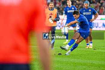 09/11/2024 - Italy's Tommaso Allan socres the free kick - ITALY VS ARGENTINA - AUTUMN NATIONS SERIES - RUGBY