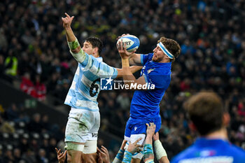 09/11/2024 - Italy's Dino Lamb win the ball against Argentina's Juan Martin Gonzalez - ITALY VS ARGENTINA - AUTUMN NATIONS SERIES - RUGBY