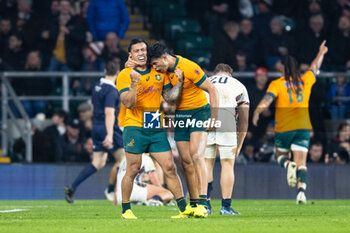 09/11/2024 - Len Ikitau of Australia with team-mate Joseph-Aukuso Suaalii celebrate the win after the Autumn Nations Series 2024 rugby union match between England and Australia on 9 November 2024 at Allianz Stadium in Twickenham, England - RUGBY - AUTUMN NATIONS SERIES 2024 - ENGLAND V AUSTRALIA - AUTUMN NATIONS SERIES - RUGBY