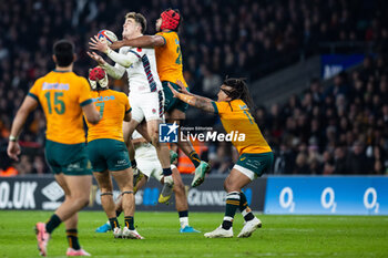 09/11/2024 - Tommy Freeman of England vies for the highball with Langi Gleeson of Australia during the Autumn Nations Series 2024 rugby union match between England and Australia on 9 November 2024 at Allianz Stadium in Twickenham, England - RUGBY - AUTUMN NATIONS SERIES 2024 - ENGLAND V AUSTRALIA - AUTUMN NATIONS SERIES - RUGBY