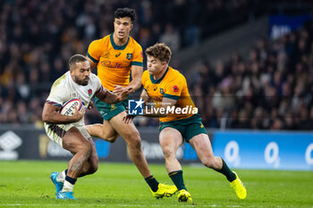 09/11/2024 - Ollie Lawrence of England under pressure from Andrew Kellaway of Australia during the Autumn Nations Series 2024 rugby union match between England and Australia on 9 November 2024 at Allianz Stadium in Twickenham, England - RUGBY - AUTUMN NATIONS SERIES 2024 - ENGLAND V AUSTRALIA - AUTUMN NATIONS SERIES - RUGBY