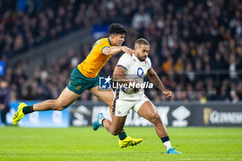 09/11/2024 - Ollie Lawrence of England evades the tackle of Joseph-Aukuso Suaalii of Australia during the Autumn Nations Series 2024 rugby union match between England and Australia on 9 November 2024 at Allianz Stadium in Twickenham, England - RUGBY - AUTUMN NATIONS SERIES 2024 - ENGLAND V AUSTRALIA - AUTUMN NATIONS SERIES - RUGBY