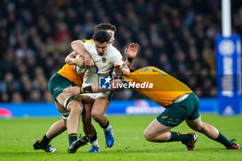 09/11/2024 - Marcus Smith of England under pressure from Angus Bell of Australia during the Autumn Nations Series 2024 rugby union match between England and Australia on 9 November 2024 at Allianz Stadium in Twickenham, England - RUGBY - AUTUMN NATIONS SERIES 2024 - ENGLAND V AUSTRALIA - AUTUMN NATIONS SERIES - RUGBY