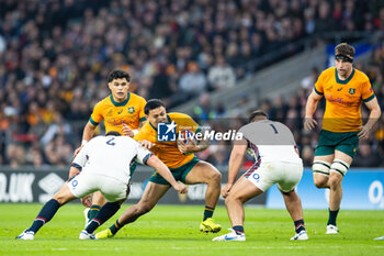 09/11/2024 - Noah Lolesio of Australia under pressure from Jamie George of England during the Autumn Nations Series 2024 rugby union match between England and Australia on 9 November 2024 at Allianz Stadium in Twickenham, England - RUGBY - AUTUMN NATIONS SERIES 2024 - ENGLAND V AUSTRALIA - AUTUMN NATIONS SERIES - RUGBY