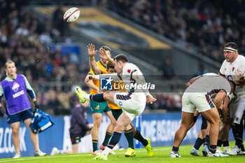 09/11/2024 - Ben Spencer of England kicks ahead during the Autumn Nations Series 2024 rugby union match between England and Australia on 9 November 2024 at Allianz Stadium in Twickenham, England - RUGBY - AUTUMN NATIONS SERIES 2024 - ENGLAND V AUSTRALIA - AUTUMN NATIONS SERIES - RUGBY