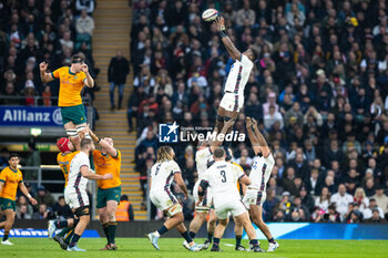 09/11/2024 - Maro Itoje of England claims the lineout during the Autumn Nations Series 2024 rugby union match between England and Australia on 9 November 2024 at Allianz Stadium in Twickenham, England - RUGBY - AUTUMN NATIONS SERIES 2024 - ENGLAND V AUSTRALIA - AUTUMN NATIONS SERIES - RUGBY