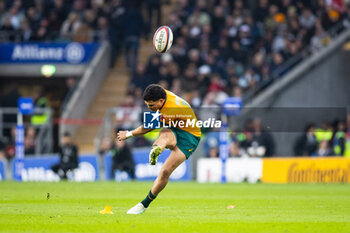 09/11/2024 - Noah Lolesio of Australia kicks a penalty during the Autumn Nations Series 2024 rugby union match between England and Australia on 9 November 2024 at Allianz Stadium in Twickenham, England - RUGBY - AUTUMN NATIONS SERIES 2024 - ENGLAND V AUSTRALIA - AUTUMN NATIONS SERIES - RUGBY