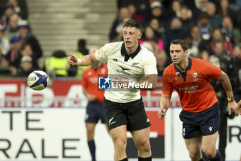 16/11/2024 - Cam Roigard of New Zealand, referee Nika Amashukeli of Georgia during the Autumn Nations Series 2024 rugby union test match between France and New Zealand (All Blacks) on 16 November 2024 at Stade de France in Saint-Denis near Paris, France - RUGBY - AUTUMN NATIONS SERIES 2024 - FRANCE V NEW ZEALAND - AUTUMN NATIONS SERIES - RUGBY