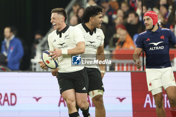 16/11/2024 - Cam Roigard of New Zealand celebrates his try with Wallace Sititi of New Zealand during the Autumn Nations Series 2024 rugby union test match between France and New Zealand (All Blacks) on 16 November 2024 at Stade de France in Saint-Denis near Paris, France - RUGBY - AUTUMN NATIONS SERIES 2024 - FRANCE V NEW ZEALAND - AUTUMN NATIONS SERIES - RUGBY