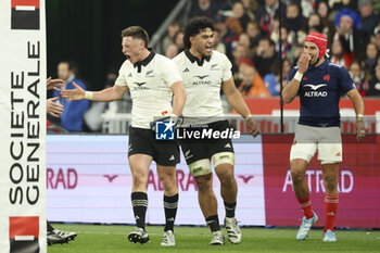 16/11/2024 - Cam Roigard of New Zealand celebrates his try with Wallace Sititi of New Zealand during the Autumn Nations Series 2024 rugby union test match between France and New Zealand (All Blacks) on 16 November 2024 at Stade de France in Saint-Denis near Paris, France - RUGBY - AUTUMN NATIONS SERIES 2024 - FRANCE V NEW ZEALAND - AUTUMN NATIONS SERIES - RUGBY