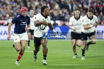 16/11/2024 - Sevu Reece of New Zealand, left Louis Bielle Biarrey of France during the Autumn Nations Series 2024 rugby union test match between France and New Zealand (All Blacks) on 16 November 2024 at Stade de France in Saint-Denis near Paris, France - RUGBY - AUTUMN NATIONS SERIES 2024 - FRANCE V NEW ZEALAND - AUTUMN NATIONS SERIES - RUGBY