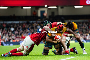 2024-11-17 - Langi Gleeson of Australia under pressure from Will Rowlands of Wales during the 2024 Autumn Nations Series rugby union match between Wales and Australia on 17 November 2024 at Millenium Stadium in Cardiff, Wales - RUGBY - AUTUMN NATIONS SERIES 2024 - WALES V AUSTRALIA - AUTUMN NATIONS SERIES - RUGBY