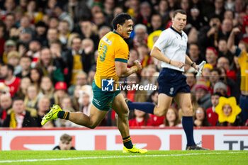 2024-11-17 - Len Ikitau of Australia scores his sides seventh try during the 2024 Autumn Nations Series rugby union match between Wales and Australia on 17 November 2024 at Millenium Stadium in Cardiff, Wales - RUGBY - AUTUMN NATIONS SERIES 2024 - WALES V AUSTRALIA - AUTUMN NATIONS SERIES - RUGBY