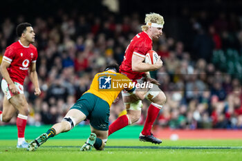 2024-11-17 - Aaron Wainwright of Wales under pressure from Nick Frost of Australia during the 2024 Autumn Nations Series rugby union match between Wales and Australia on 17 November 2024 at Millenium Stadium in Cardiff, Wales - RUGBY - AUTUMN NATIONS SERIES 2024 - WALES V AUSTRALIA - AUTUMN NATIONS SERIES - RUGBY