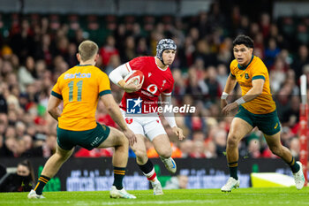 2024-11-17 - Tom Rogers of Wales under pressure from Max Jorgensen of Australia during the 2024 Autumn Nations Series rugby union match between Wales and Australia on 17 November 2024 at Millenium Stadium in Cardiff, Wales - RUGBY - AUTUMN NATIONS SERIES 2024 - WALES V AUSTRALIA - AUTUMN NATIONS SERIES - RUGBY