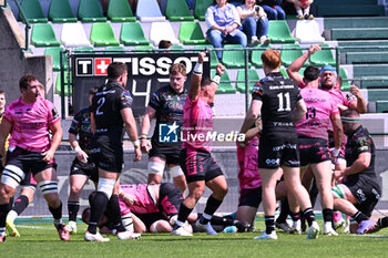 2024-04-14 - Happiness of players of Benetton after a try during EPCR CHALLENGE CUP game between BENETTON RUGBY and CONNACHT at Monigo Stadium, Italy on April 14, 2024 - BENETTON RUGBY VS CONNACTH RUGBY - CHALLENGE CUP - RUGBY