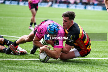 04/05/2024 - Benetton Treviso Hooker Gianmarco Lucchesi (16) scores a try, Gloucester Rugby Centre Seb Atkinson during the European Rugby Challenge Cup, semi-final rugby union match between Gloucester Rugby and Benetton Rugby on 4 May 2024 at the Kingsholm Stadium in Gloucester, England - RUGBY - CHALLENGE CUP - GLOUCESTER V BENETTON RUGBY - CHALLENGE CUP - RUGBY