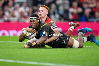 24/05/2024 - Hollywoodbets Sharks Back row Phepsi Buthelezi (8) scores a try during the European Rugby Challenge Cup, Final rugby union match between Gloucester Rugby and Hollywoodbets Sharks on 24 May 2024 at Tottenham Hotspur Stadium in London, England - RUGBY - CHALLENGE CUP - FINAL - GLOUCESTER V SHARKS - CHALLENGE CUP - RUGBY