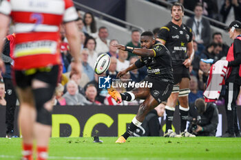 24/05/2024 - Hollywoodbets Sharks Fly-half Siya Masuku (10) opens the scoring from the penalty kick during the European Rugby Challenge Cup, Final rugby union match between Gloucester Rugby and Hollywoodbets Sharks on 24 May 2024 at Tottenham Hotspur Stadium in London, England - RUGBY - CHALLENGE CUP - FINAL - GLOUCESTER V SHARKS - CHALLENGE CUP - RUGBY