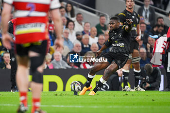 24/05/2024 - Hollywoodbets Sharks Fly-half Siya Masuku (10) opens the scoring from the penalty kick during the European Rugby Challenge Cup, Final rugby union match between Gloucester Rugby and Hollywoodbets Sharks on 24 May 2024 at Tottenham Hotspur Stadium in London, England - RUGBY - CHALLENGE CUP - FINAL - GLOUCESTER V SHARKS - CHALLENGE CUP - RUGBY