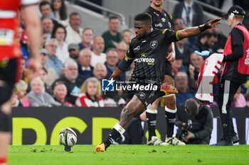 24/05/2024 - Hollywoodbets Sharks Fly-half Siya Masuku (10) opens the scoring from the penalty kick during the European Rugby Challenge Cup, Final rugby union match between Gloucester Rugby and Hollywoodbets Sharks on 24 May 2024 at Tottenham Hotspur Stadium in London, England - RUGBY - CHALLENGE CUP - FINAL - GLOUCESTER V SHARKS - CHALLENGE CUP - RUGBY