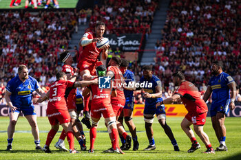 2024-04-14 - Richie Arnold of Toulouse claims the lineout during the European Rugby Champions Cup, quarter final, rugby union match between Stade Toulousain (Toulouse) and Exeter Chiefs on 14 April 2024 at Stade Ernest-Wallon in Toulouse, France - RUGBY - CHAMPIONS CUP - TOULOUSE V EXETER - CHAMPIONS CUP - RUGBY