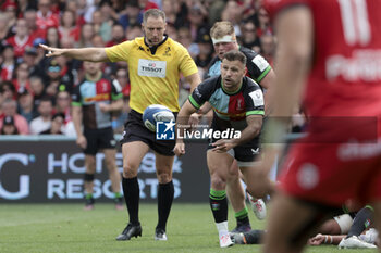 05/05/2024 - Danny Care of Harlequins, left Referee Andrew Brace of Ireland during the Champions Cup, Semi-finals, rugby union match between Stade Toulousain (Toulouse) and Harlequins on May 5, 2024 at the Stadium of Toulouse in Toulouse, France - RUGBY - CHAMPIONS CUP - TOULOUSE V HARLEQUINS - HEINEKEN CHAMPIONS CUP - RUGBY