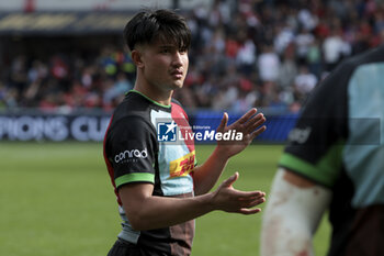 2024-05-05 - Marcus Smith of Harlequins salutes the supporters following the Champions Cup, Semi-finals, rugby union match between Stade Toulousain (Toulouse) and Harlequins on May 5, 2024 at the Stadium of Toulouse in Toulouse, France - RUGBY - CHAMPIONS CUP - TOULOUSE V HARLEQUINS - CHAMPIONS CUP - RUGBY