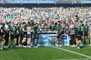 2024-06-08 - The Northampton Saints Players celebrate with the trophy after winning the English championship, Gallagher Premiership Rugby Union Final match between Northampton Saints and Bath Rugby on 8 June 2024 at Twickenham stadium in Richmond, London, England - RUGBY - ENGLISH CHAMPIONSHIP - FINAL - NORTHAMPTON V BATH - PREMERSHIP RUGBY UNION - RUGBY