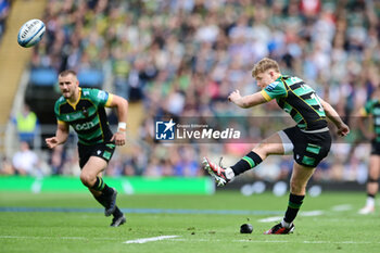 2024-06-08 - Northampton Saints fly half Fin Smith (10) kicks a penalty during the English championship, Gallagher Premiership Rugby Union Final match between Northampton Saints and Bath Rugby on 8 June 2024 at Twickenham stadium in Richmond, London, England - RUGBY - ENGLISH CHAMPIONSHIP - FINAL - NORTHAMPTON V BATH - PREMERSHIP RUGBY UNION - RUGBY