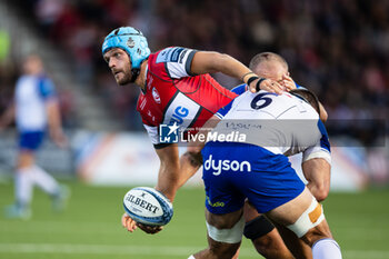 2024-10-12 - Zach Mercer of Gloucester Rugby under pressure from Josh Bayliss of Bath Rugby during the English championship Gallagher Premiership Rugby Union match between Gloucester Rugby and Bath Rugby on 12 October 2024 at the Kingsholm Stadium in Gloucester, England - RUGBY - ENGLISH CHAMPIONSHIP - GLOUCESTER V BATH - PREMERSHIP RUGBY UNION - RUGBY