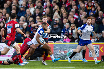 2024-10-12 - Ollie Lawrence of Bath Rugby under pressure from Matias Alemanno of Gloucester Rugby during the English championship Gallagher Premiership Rugby Union match between Gloucester Rugby and Bath Rugby on 12 October 2024 at the Kingsholm Stadium in Gloucester, England - RUGBY - ENGLISH CHAMPIONSHIP - GLOUCESTER V BATH - PREMERSHIP RUGBY UNION - RUGBY