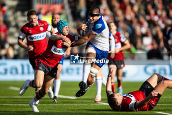 2024-10-12 - Josh Bayliss of Bath Rugby under pressure from Josh Hathaway of Gloucester Rugby during the English championship Gallagher Premiership Rugby Union match between Gloucester Rugby and Bath Rugby on 12 October 2024 at the Kingsholm Stadium in Gloucester, England - RUGBY - ENGLISH CHAMPIONSHIP - GLOUCESTER V BATH - PREMERSHIP RUGBY UNION - RUGBY