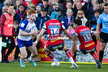 2024-10-12 - Austin Emens of Bath Rugby under pressure from Josh Hathaway of Gloucester Rugby during the English championship Gallagher Premiership Rugby Union match between Gloucester Rugby and Bath Rugby on 12 October 2024 at the Kingsholm Stadium in Gloucester, England - RUGBY - ENGLISH CHAMPIONSHIP - GLOUCESTER V BATH - PREMERSHIP RUGBY UNION - RUGBY