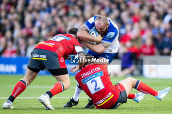 2024-10-12 - Tom Dunn of Bath Rugby is tackled by Jack Singleton of Gloucester Rugby during the English championship Gallagher Premiership Rugby Union match between Gloucester Rugby and Bath Rugby on 12 October 2024 at the Kingsholm Stadium in Gloucester, England - RUGBY - ENGLISH CHAMPIONSHIP - GLOUCESTER V BATH - PREMERSHIP RUGBY UNION - RUGBY