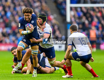 2024-02-10 - Andy Christie of Scotland tries to break free from the tackle of Gregory Alldritt of France during the 2024 Six nations Championship, rugby union match between Scotland and France on 10 February 2024 at Scottish Gas Murrayfield in Edinburgh, Scotland - RUGBY - SIX NATIONS 2024 - SCOTLAND V FRANCE - SIX NATIONS - RUGBY