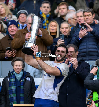 2024-02-10 - Charles Ollivon of France lifts the Auld Alliance Trophy after the 2024 Six nations Championship, rugby union match between Scotland and France on 10 February 2024 at Scottish Gas Murrayfield in Edinburgh, Scotland - RUGBY - SIX NATIONS 2024 - SCOTLAND V FRANCE - SIX NATIONS - RUGBY