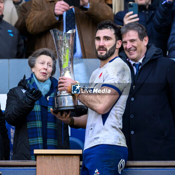 2024-02-10 - Charles Ollivon of France lifts the Auld Alliance Trophy after the 2024 Six nations Championship, rugby union match between Scotland and France on 10 February 2024 at Scottish Gas Murrayfield in Edinburgh, Scotland - RUGBY - SIX NATIONS 2024 - SCOTLAND V FRANCE - SIX NATIONS - RUGBY