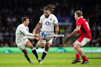 2024-02-10 - Alex Mitchell of England passes across team-mate Chandler Cunningham-South during the 2024 Six nations Championship, rugby union match between England and Wales on 10 February 2024 at Twickenham stadium in London, England - RUGBY - SIX NATIONS 2024 - ENGLAND V WALES - SIX NATIONS - RUGBY