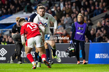 2024-02-10 - Elliot Daly of England on under pressure from Cameron Winnett of Wales during the 2024 Six nations Championship, rugby union match between England and Wales on 10 February 2024 at Twickenham stadium in London, England - RUGBY - SIX NATIONS 2024 - ENGLAND V WALES - SIX NATIONS - RUGBY