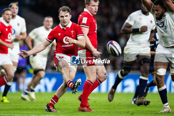 2024-02-10 - Ioan Lloyd of Wales during the 2024 Six nations Championship, rugby union match between England and Wales on 10 February 2024 at Twickenham stadium in London, England - RUGBY - SIX NATIONS 2024 - ENGLAND V WALES - SIX NATIONS - RUGBY