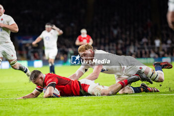 2024-02-10 - Alex Mann of Wales scores his sides second try during the 2024 Six nations Championship, rugby union match between England and Wales on 10 February 2024 at Twickenham stadium in London, England - RUGBY - SIX NATIONS 2024 - ENGLAND V WALES - SIX NATIONS - RUGBY