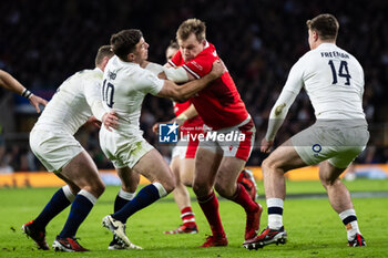 2024-02-10 - Nick Tompkins of Wales under pressure from George Ford of England during the 2024 Six nations Championship, rugby union match between England and Wales on 10 February 2024 at Twickenham stadium in London, England - RUGBY - SIX NATIONS 2024 - ENGLAND V WALES - SIX NATIONS - RUGBY