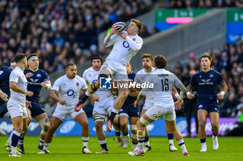 2024-02-24 - Tommy Freeman of England jumps to catch a high ball during the 2024 Six nations Championship, rugby union match between Scotland and England on 24 February 2024 at Scottish Gas Murrayfield in Edinburgh, Scotland - RUGBY - SIX NATIONS 2024 - SCOTLAND V ENGLAND - SIX NATIONS - RUGBY