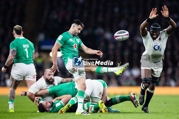09/03/2024 - Conor Murray of Ireland kicks ahead despite the attentions of Maro Itoje of England during the 2024 Six Nations Championship, rugby union match between England and Ireland on 9 March 2024 at Twickenham stadium in London, England - RUGBY - SIX NATIONS 2024 - ENGLAND V IRELAND - 6 NAZIONI - RUGBY