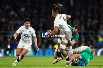 2024-03-09 - Chandler Cunningham-South of England offloads to Marcus Smith during the 2024 Six Nations Championship, rugby union match between England and Ireland on 9 March 2024 at Twickenham stadium in London, England - RUGBY - SIX NATIONS 2024 - ENGLAND V IRELAND - SIX NATIONS - RUGBY
